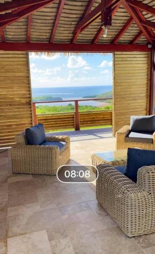 Posezení v ubytování Villa contemporaine au Marin avec piscine privée