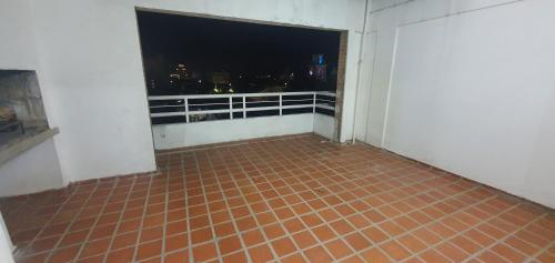 Μπαλκόνι ή βεράντα στο Departamento de 2 dormitorios con Terraza y Asador