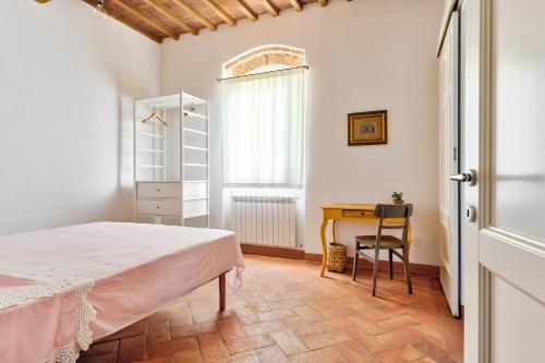 een slaapkamer met een bed, een bureau en een raam bij Villa Galgani in Lucca