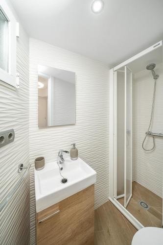 a white bathroom with a sink and a shower at El Rincón Playero de María II TOTALMENTE REFORMADO ABRIL 2022 in Benidorm