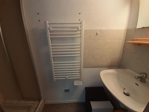 une salle de bain avec un lavabo, des toilettes et une baignoire dans l'établissement Biscarrosse-plage jolie maisonnette avec terrasse privative - 200m de la plage, à Biscarrosse