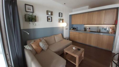 uma sala de estar com um sofá e uma mesa em Casinha Secreta - A Gema Escondida da Santa Luzia em Santa Luzia