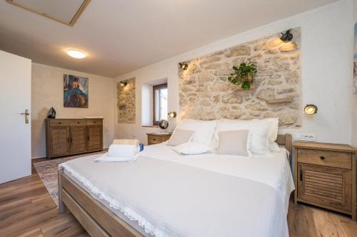 Katil atau katil-katil dalam bilik di Roman style stone Villa Lux Solis