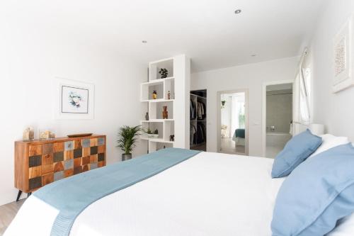 Cama ou camas em um quarto em Home2Book Design Asian Sabina, Heated Pool & View