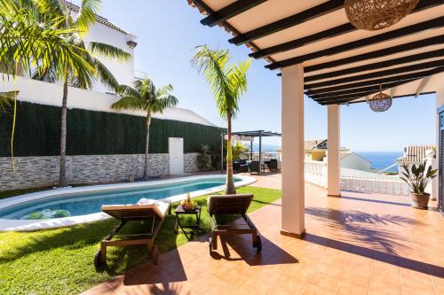 Bazén v ubytovaní Home2Book Design Asian Sabina, Heated Pool & View alebo v jeho blízkosti