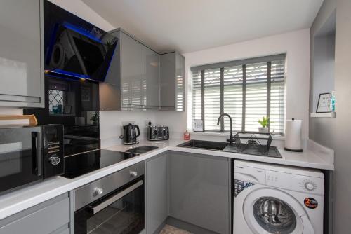 Una cocina con lavadora y secadora. en Langdale Road, en Darlington