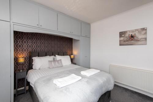 Un dormitorio con una cama grande con dos toallas encima. en Langdale Road, en Darlington