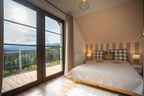 Postel nebo postele na pokoji v ubytování Domki Na Skale z widokiem na panoramę Karkonoszy