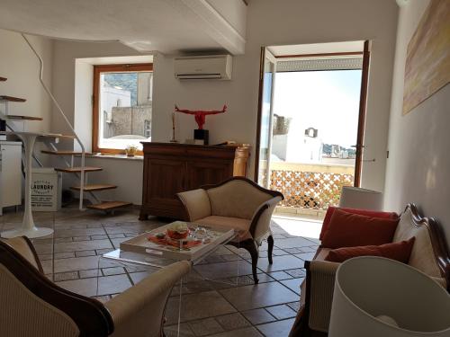 - un salon avec un canapé, des chaises et une table dans l'établissement Ipazia Capri, à Anacapri