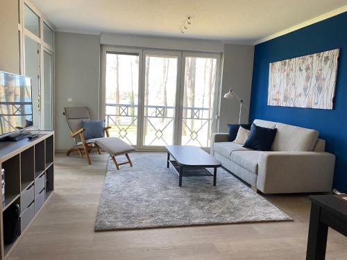 uma sala de estar com um sofá e uma mesa em Apartment am See Bad Saarow em Bad Saarow