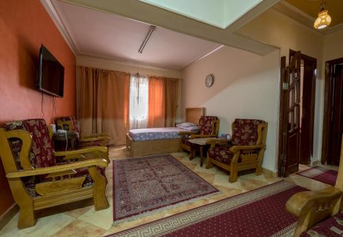 - un salon avec des chaises, une table et un canapé dans l'établissement Aisling, au Caire