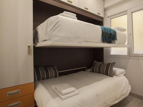 Dviaukštė lova arba lovos apgyvendinimo įstaigoje Apartamento Embajadores Confort VII en Madrid