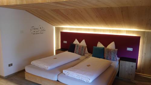 Ein Bett oder Betten in einem Zimmer der Unterkunft Hotel Martellerhof
