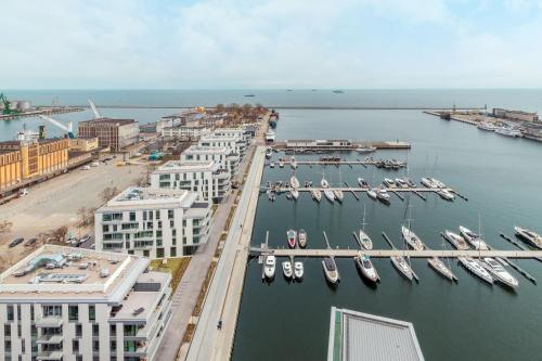格地尼亞的住宿－Sea Towers 15th floor Apartment with Sea View by Renters Prestige，享有码头的空中景色,在水中划船