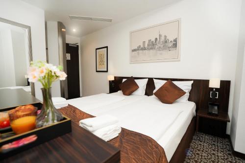 Cama ou camas em um quarto em The Atrium Hotel