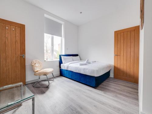 sypialnia z łóżkiem, krzesłem i oknem w obiekcie Pass the Keys Modern 1 bedroom apartment in Manchester w Manchesterze