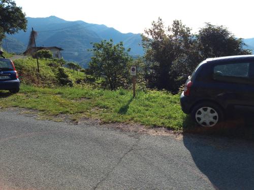 une voiture garée sur le côté d’une route dans l'établissement Il Càssero, à Pomaretto