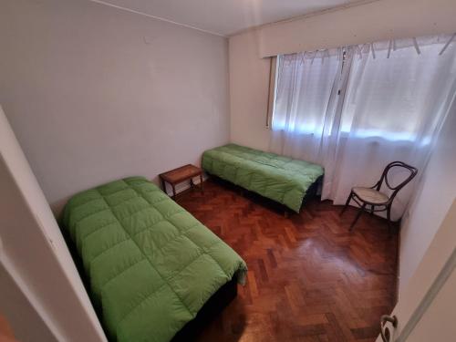 ein kleines Zimmer mit 2 Betten und einem Fenster in der Unterkunft Garibaldi in Mendoza