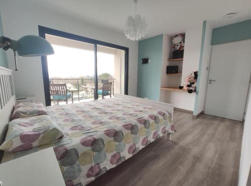 une chambre avec un lit et une grande fenêtre dans l'établissement Maison contemporaine, à Saint-Privat-de-Champclos