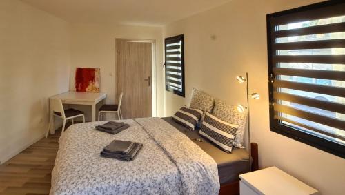 - une chambre avec un lit, une table et un bureau dans l'établissement Cosy Studio 7 Pézenas, à Pézenas