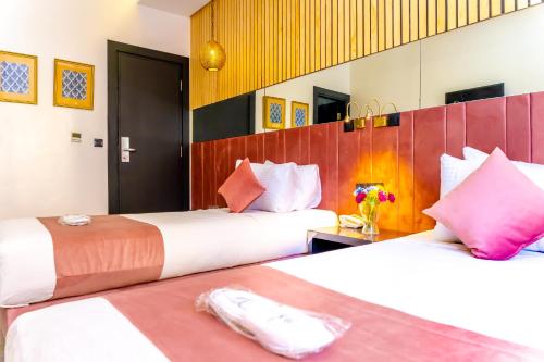 Un pat sau paturi într-o cameră la Hotel Les Ambassadeurs