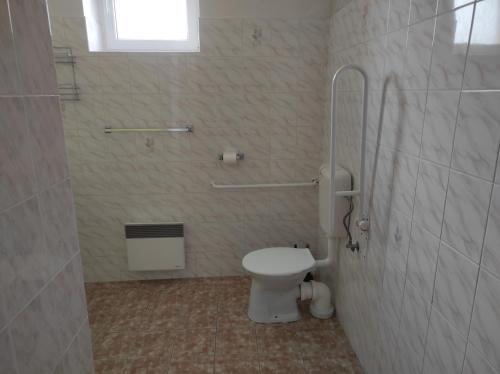 Koupelna v ubytování Apartmánový dům Obecná škola