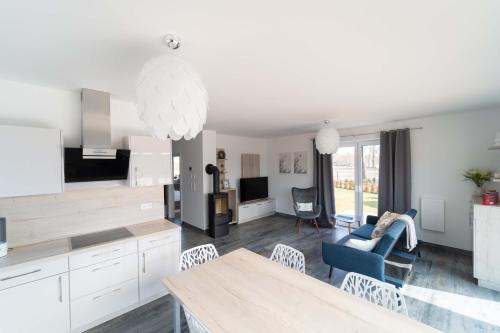 Kuchyň nebo kuchyňský kout v ubytování Ferienhaus Seewind am Harkebrügger See mit Sauna und Kamin