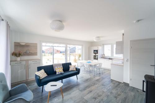 Kuchyň nebo kuchyňský kout v ubytování Ferienhaus Seebrise am Harkebrügger See mit Sauna und Kamin