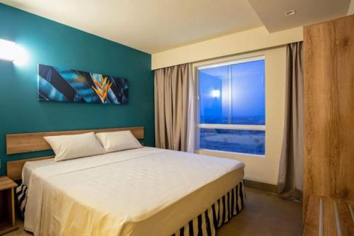 ein Schlafzimmer mit großem Bett und Fenster in der Unterkunft Solar das Águas Park Resort Olímpia in Olímpia