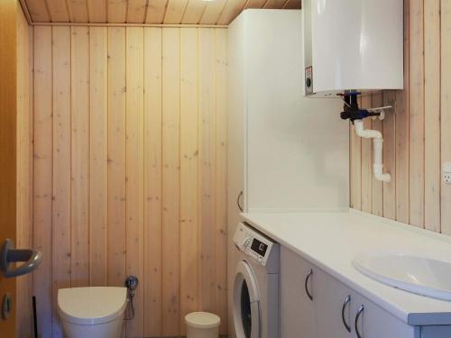 Vonios kambarys apgyvendinimo įstaigoje Three-Bedroom Holiday home in Dannemare 13