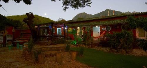 a house with a yard with a tree in front of it at Casa Dos Artistas in Penedo