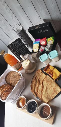 Makanan di atau berdekatan rumah tamu ini