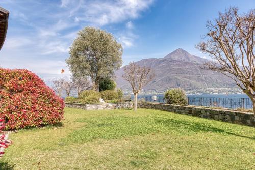 a park with a view of the water and a mountain at Hotel Lumin in Cremia