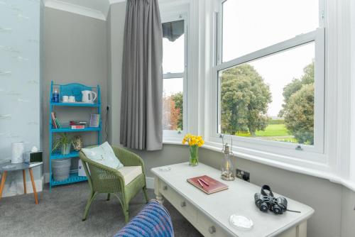 een kamer met een bureau en een raam bij Seaview B&B in Harwich