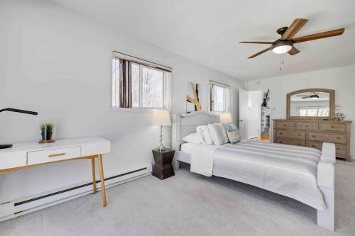 Ένα ή περισσότερα κρεβάτια σε δωμάτιο στο Cozy Poconos Mountain House with 3 bedrooms