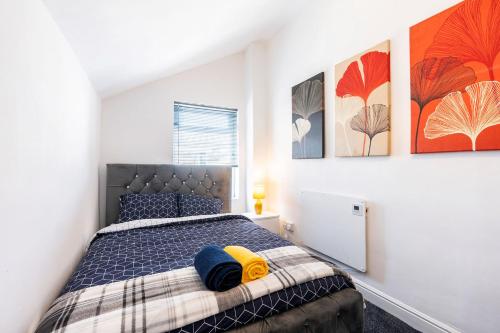 Postel nebo postele na pokoji v ubytování NEW - Stylish Contractor House - Garden - Free Parking