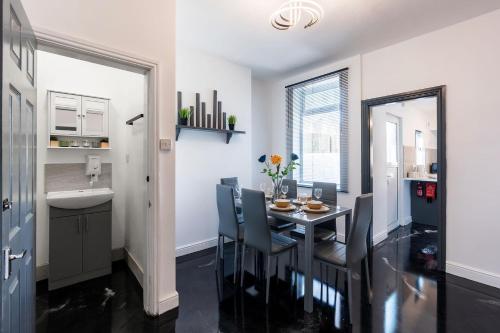 cocina y comedor con mesa y sillas en NEW - Stylish Contractor House - Garden - Free Parking, en Great Coates