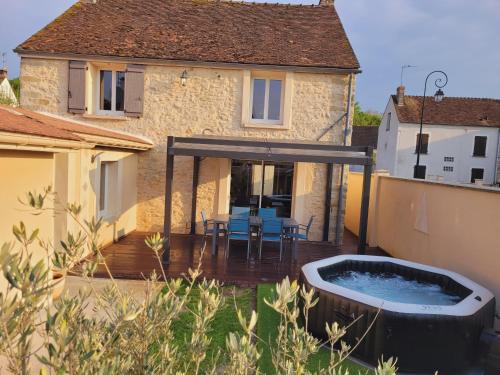 Photo de la galerie de l'établissement L'inattendu, jolie maison briarde avec jacuzzi, à Chenoise