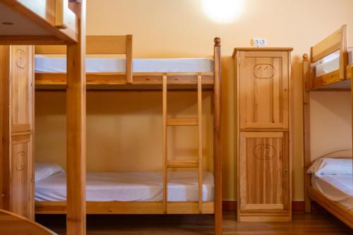 Uma ou mais camas em beliche em um quarto em Albergue El Pajar de Agés - Exclusivo para peregrinos - Exclusive for pilgrims