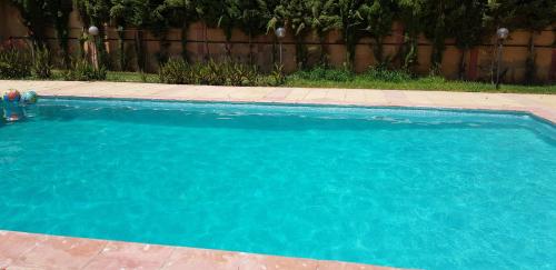 einen Pool mit blauem Wasser im Hof in der Unterkunft VILLA PLAISANCE in Meknès