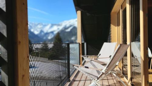 uma varanda com uma cadeira e vista para uma montanha em Kranzmuehle - Ankommen am Achensee em Achenkirch