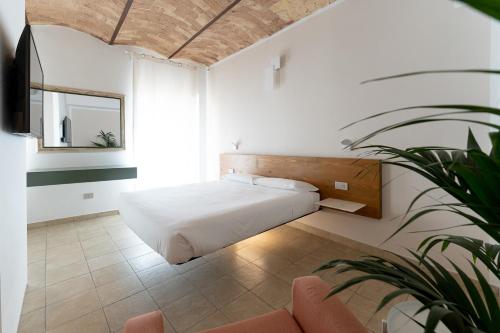 Tempat tidur dalam kamar di Locanda Alfieri