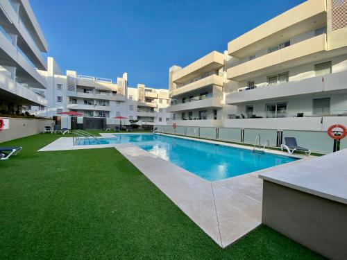 una piscina en medio de un edificio en Aqua Apartment in Marbella, en Marbella
