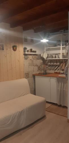 Kuchyňa alebo kuchynka v ubytovaní Ca' du Barbè: tra le Alpi e il Mare