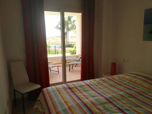 1 dormitorio con cama y vistas a un patio en Casa fama, en Murcia