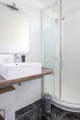 une salle de bain avec un lavabo et une douche dans l'établissement Studio Les Ruets, à Cancale