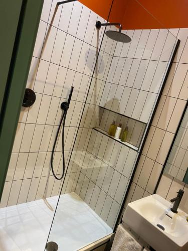a shower with an orange umbrella in a bathroom at Masonic Arms Gatehouse in Gatehouse of Fleet