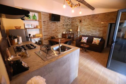 Una cocina con fregadero y una sala de estar. en Casa Imperatriz, en Vilar de Ledra