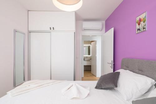 Postel nebo postele na pokoji v ubytování Apartment Alegria in Okrug with heated Pool, Sea view, Jacuzzi, Wifi