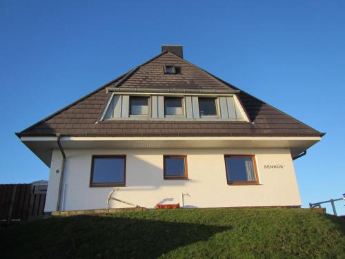 uma grande casa branca com um telhado de gambrel em Strandhafer em Hörnum